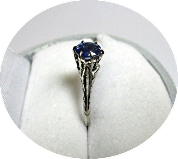 Lovely! - Blue SAPPHIRE Engagement Ring - Vintage… - image 4