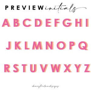 Op de afbeelding: Een set van hoofdletters in een roze en oranje kleurenschema. De letters zijn gestyled met een 3D-effect, waardoor ze lijken te zijn gelaagd bovenop elkaar. De letters zijn gerangschikt in drie rijen, waarbij de eerste rij A tot en met I is, de tweede rij J tot en met Q en de derde rij R tot en met Z. De tekst "PREVIEW initials" verschijnt boven de letters.