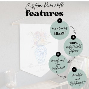 Pode incluir: Um estandarte personalizado com um design floral em aquarela em um vaso azul e branco. O estandarte mede 45,7 x 53,3 cm e &eacute; feito de tecido 100% poly twill. Inclui uma haste e um la&ccedil;o. O estandarte &eacute; dur&aacute;vel e leve.