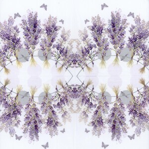 Op de afbeelding: Een witte achtergrond met een symmetrisch ontwerp van paarse lavendelbloemen en grijze vlinders. De bloemen zijn in een watervalpatroon gerangschikt met een cirkelvormig ontwerp in het midden.