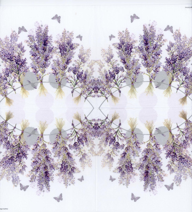Op de afbeelding: Een witte achtergrond met een symmetrisch ontwerp van paarse lavendelbloemen en grijze vlinders. De bloemen zijn in een watervalpatroon gerangschikt met een cirkelvormig ontwerp in het midden.