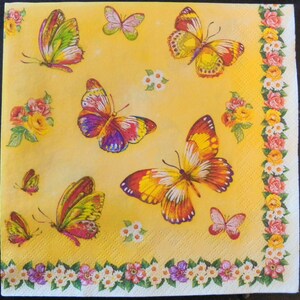 4 Decoupage-Servietten | Klassische Schmetterlinge und Blumen auf Gelb | Schmetterling Servietten | Party Servietten | Papierservietten für Decoupage