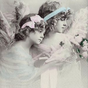 Puede incluir: Dos ni&ntilde;as j&oacute;venes con el pelo largo y rizado, vistiendo vestidos blancos y cintas azules. La ni&ntilde;a de la izquierda tiene un lazo rosa en el pelo. Las ni&ntilde;as sostienen un ramo de flores.
