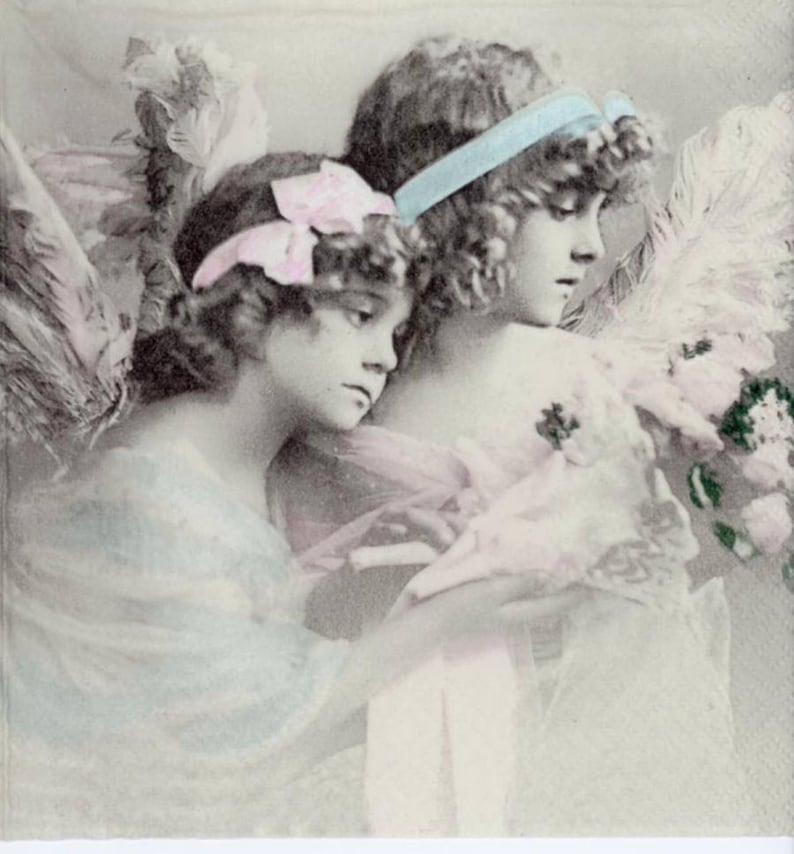 Puede incluir: Dos ni&ntilde;as j&oacute;venes con el pelo largo y rizado, vistiendo vestidos blancos y cintas azules. La ni&ntilde;a de la izquierda tiene un lazo rosa en el pelo. Las ni&ntilde;as sostienen un ramo de flores.