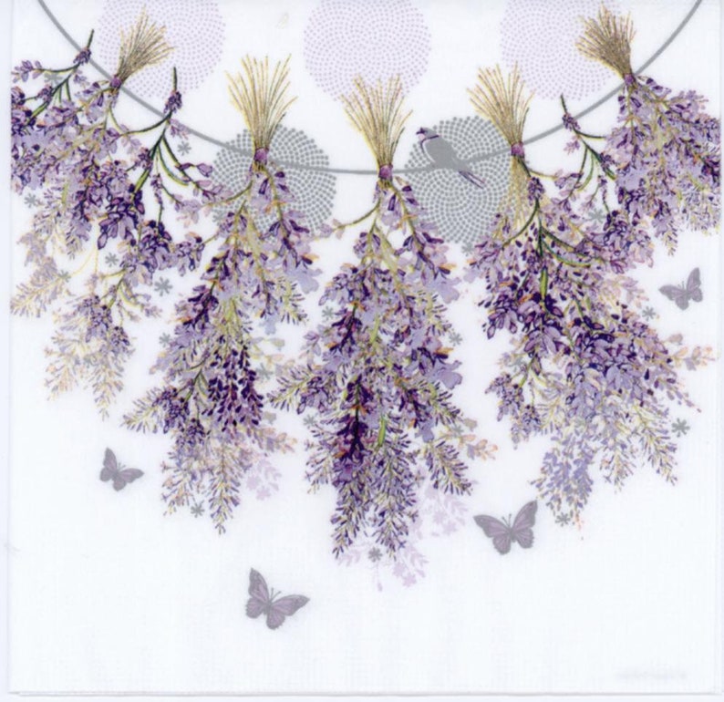 Op de afbeelding: Een witte achtergrond met een decoratief ontwerp van paarse blauwe regen bloemen die aan een touwtje hangen. De bloemen zijn in een halve cirkel gerangschikt met een kleine vogel die op het touwtje zit. Er zijn ook vlinders verspreid over het ontwerp.