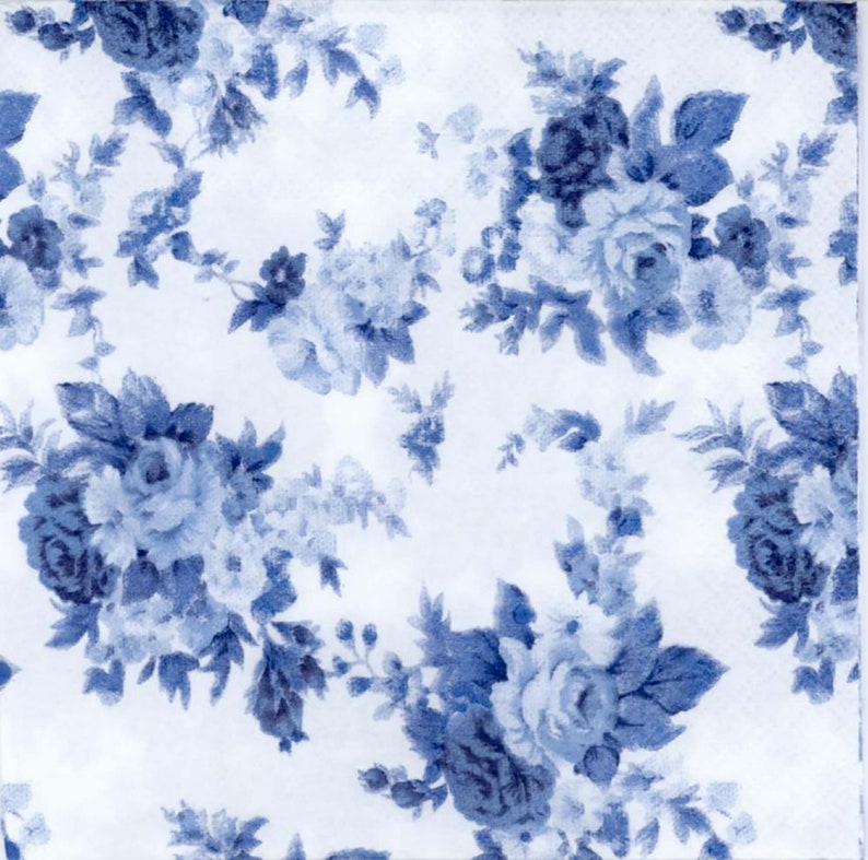 Puede incluir: Un fondo blanco con un patr&oacute;n floral azul. Las flores son una variedad de rosas y otras flores. El patr&oacute;n se repite en toda la imagen.