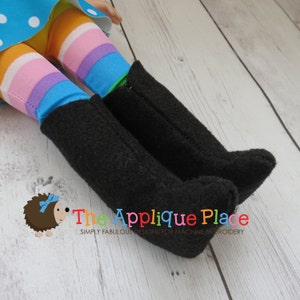 Pu&ograve; includere: Un paio di stivali in pile nero per bambole con un dettaglio di cerniera. Gli stivali sono indossati da una bambola con leggings a righe colorate.