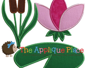 Puede incluir: Un diseño de aplique con una flor rosa y rosa claro, una hoja de nenúfar verde, juncos y un erizo con un lazo azul. También se incluye el texto "The Applique Place".