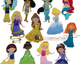 Puede incluir: Una colección de apliques de tela coloridos con varios personajes de princesas de dibujos animados. Cada princesa se representa con un atuendo y una pose únicos, con detalles como cabello largo, coronas y accesorios. El texto "The Applique Place" es visible.