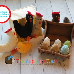 Op de afbeelding: Een verzameling pluche kippenspeelgoed, waaronder een zwarte hen, een witte hen en een grijze hen, met rode kammen. Een geel kuiken en een bruine eierdoos met pluche eieren zijn ook aanwezig. De tekst "Machine embroidery pattern" is inbegrepen.