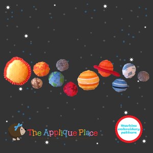 Op de afbeelding: Machine borduurpatroon voor een zonnestelsel met een gele zon, oranje, rode, blauwe en grijze planeten. Het patroon heet "The Applique Place".