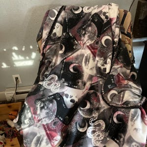 Manta de cartas del tarot rosa y negra