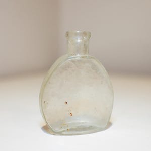 Lindo frasco de vidro transparente em miniatura, estilo art déco, para sementes de abóbora, década de 1900, da K&R.