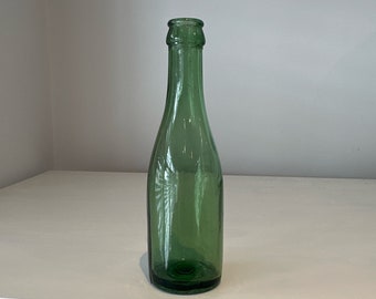 Antieke groene effen vintage glazen fles bierbrouwerij zonder markeringen