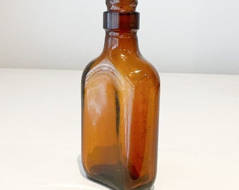 Schöne geschwungene chemische antike bernsteinbraune Glasflasche im Dettol-Stil