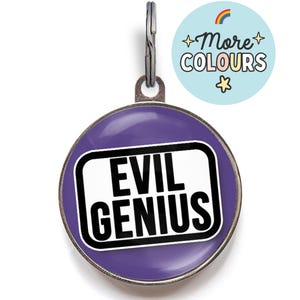 Puede incluir: Chapa redonda para mascotas de color morado con un anillo de metal plateado. La chapa tiene un rectángulo blanco con texto negro que dice "EVIL GENIUS".