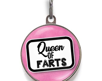 "Lustige Hundemarke für Mädchen Hunde - ""Queen of Farts"" - Rosa Haustiermarke - Personalisierte Haustiermarke - Süßes Hundezubehör - Halsbandanhänger."