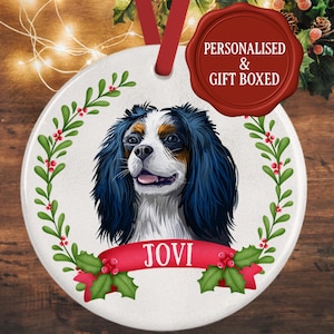 Ozdoba świąteczna z wizerunkiem psa rasy King Charles Spaniel – personalizowana bombka w kształcie psa – ceramiczna dekoracja w pudełku prezentowym – świąteczna pamiątka dla miłośników psów