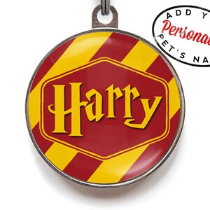 Può includere: Tag di identificazione rotondo per animali domestici di colore rosso e giallo con un esagono dorato e la parola "Harry" in un carattere dorato.