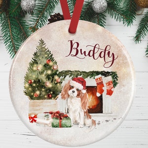 Ozdoba świąteczna z motywem psa rasy King Charles Spaniel – spersonalizowana ozdoba choinkowa – spersonalizowana ceramiczna bombka dla miłośników cavalier king charles spaniel – pomysł na prezent