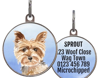 Puede incluir: Etiqueta redonda para mascotas con una ilustración de acuarela de un Yorkshire Terrier sobre un fondo azul claro. El reverso tiene el nombre "SPROUT", la dirección, el número de teléfono y "Microchipped" en texto blanco.