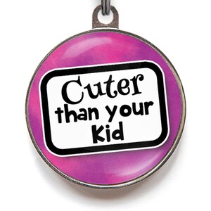 Bonita placa para perros: más linda que tu hijo/placa para gatos pequeños, regalo para mamás de perros, regalo para amantes de los gatos, bonita placa para collar de perro imagen 2