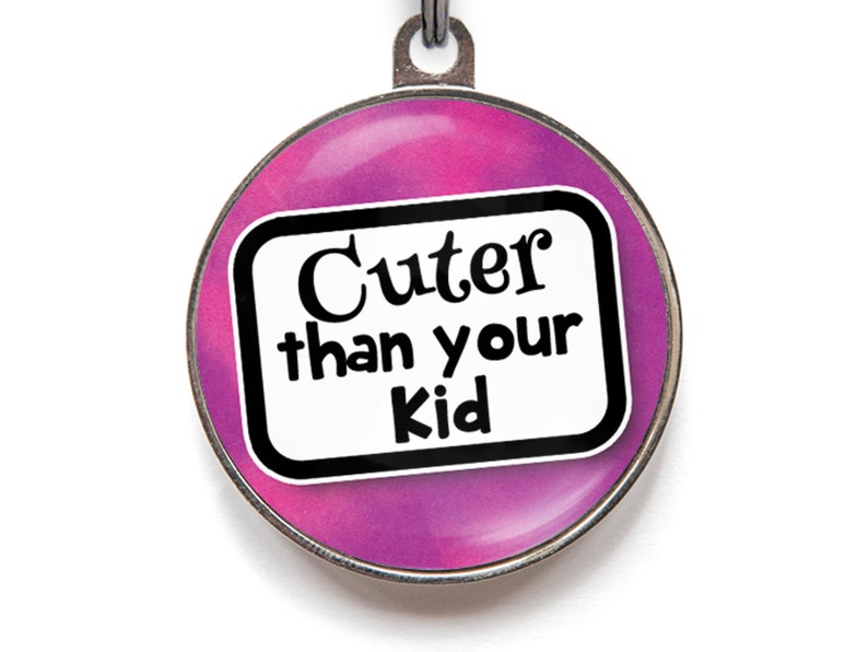 Bonita placa para perros: más linda que tu hijo/placa para gatos pequeños, regalo para mamás de perros, regalo para amantes de los gatos, bonita placa para collar de perro imagen 2