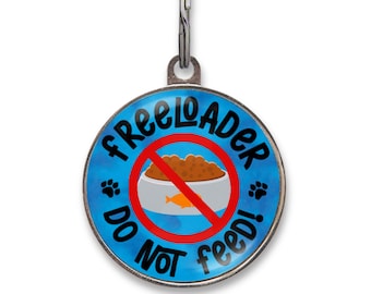 Etiqueta para gatos Freeloader – Etiqueta engraçada para animais de estimação com a frase "Não alimente" – Etiqueta de identificação engraçada para gatos ao ar livre – Etiqueta antialimentação personalizada para gatos