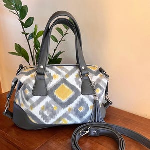 Bolso gris, bolso de verano, bolso amarillo, bolso de cuero, regalo para ella, diseño Ikat, cartera, listo para enviar