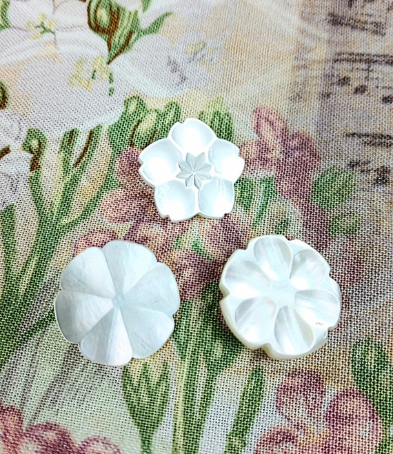 Flower Carved Mother of Pearl Buttons Flower Carved Mother of Pearl Buttons