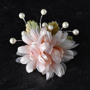 Vintage peachy pink double flower hair clip with pearl berries | retro, vintage, pinup, pin up, burlesque, hair flower, coquette, bridal