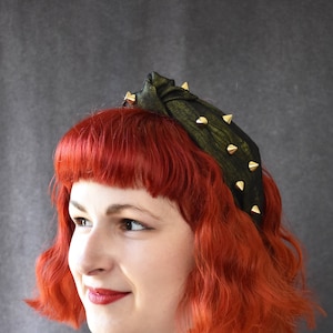 Olive Armee Grün und Schwarzes Stoff Stirnband mit Gold Nieten | Halloween Stirnband, Grunge, gruseliges Stirnband, punk, goth, gothic, emo