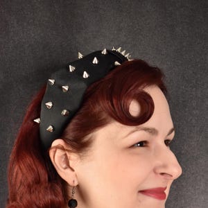 Schwarzer Satin Haarreif mit Silber Spikes, Nieten | Gothic, Gothic, Punk, Horror Punk, Metal, Death Rock, Glam, Haar Accessoire Geschenk Emo edgy rock