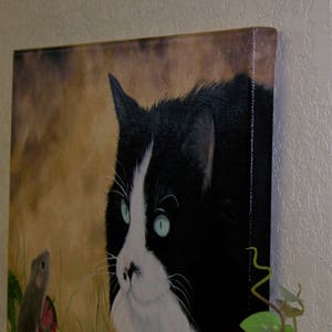 Puede incluir: Un gato blanco y negro con ojos verdes mira fijamente a un peque&ntilde;o rat&oacute;n marr&oacute;n. El gato est&aacute; pintado en un lienzo con un fondo marr&oacute;n. El rat&oacute;n sostiene una fresa roja.