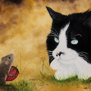 Puede incluir: Un gato blanco y negro con ojos verdes mira a un peque&ntilde;o rat&oacute;n gris que sostiene una fresa roja. El gato est&aacute; tumbado en una superficie cubierta de hierba con un fondo marr&oacute;n.