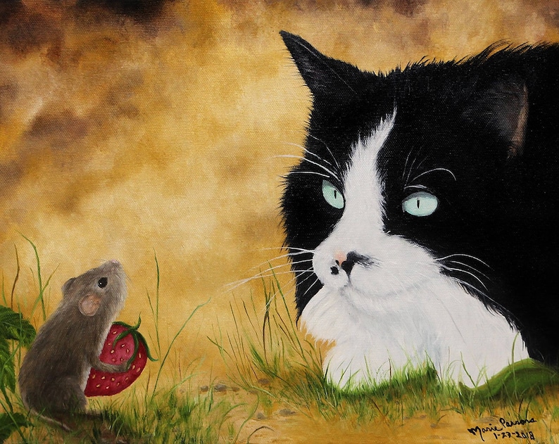 Puede incluir: Un gato blanco y negro con ojos verdes mira a un peque&ntilde;o rat&oacute;n gris que sostiene una fresa roja. El gato est&aacute; tumbado en una superficie cubierta de hierba con un fondo marr&oacute;n.