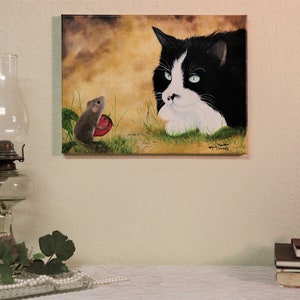 Puede incluir: Una pintura de un gato blanco y negro con ojos verdes mirando a un peque&ntilde;o rat&oacute;n marr&oacute;n que sostiene una fresa roja. El fondo es un paisaje amarillo y marr&oacute;n.