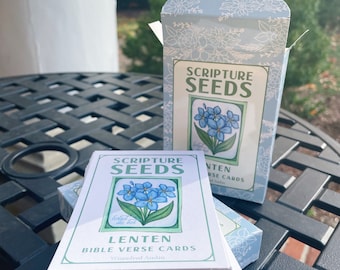 Puede incluir: Una pila de tarjetas de versículos bíblicos de Cuaresma azules y blancas con flores de nomeolvides y el texto "Scripture Seeds" y "Lenten Bible Verse Cards".