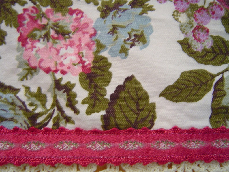 EXTRA LONG Handmade Table Runner and 4 Napkins, Vintage 1950s Cotton Fabric & Ribbon, Roses, Cabbage Roses, Hydrangea, Floral, Berries image 4