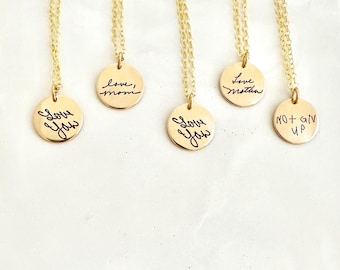 Puede incluir: Cinco collares de oro con colgantes redondos. Los colgantes tienen diferentes inscripciones: "Love You", "Love Mom", "Love You", "Love Mother" y "Not Give Up".