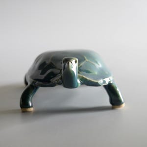 Schildkröte, weißes Steinzeug mit blaugrüner Glasur, kommt mit einem Gedicht 4&quot;
