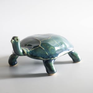 Schildkröte, weißes Steinzeug mit blaugrüner Glasur, kommt mit einem Gedicht 4&quot;