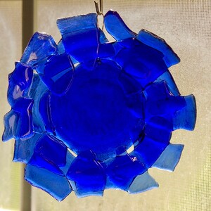 Receptor de sol de flor de vidrio reciclado hecho de botellas recicladas azules