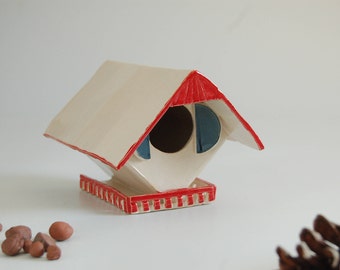 Maison d’oiseau, grès fait main, moderne, autoportant, blanc rouge et bleu
