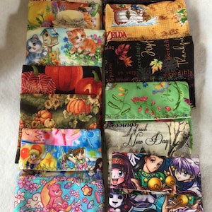 Op de afbeelding: Een witte keramische mok met een zwart handvat en de tekst "But First, Coffee" in een handschriftstijl. De mok staat op een wit oppervlak. De mok is waarschijnlijk 325 ml.