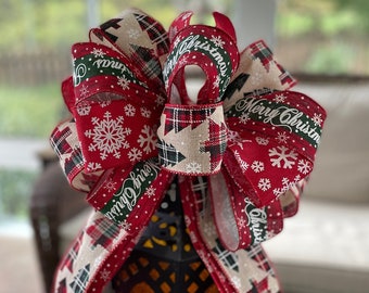 ファームハウスのクリスマスリースのリボン: ファームハウスのツリートップのリボン、素朴なクリスマスツリー、雪の結晶、そして「メリークリスマス」リボンのクリスマスリボン