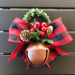 Dörrknoppshängare med julklapp; Dörrknopps julklocka, värdinnapresent, presentkortsförpackning, lärarpresent, juldörrdekoration