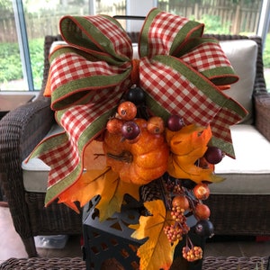 Farmhouse Lamp Fall Spray; Pequeño arco de calabaza y bayas de otoño para lámpara de porche o linterna, pequeño botín de otoño