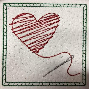 Pode incluir: Um coração vermelho costurado com fio vermelho, com uma agulha e fio que se estendem para a direita, tudo dentro de uma moldura quadrada verde.