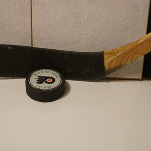 NHL Team Hockey Puck Display image 1